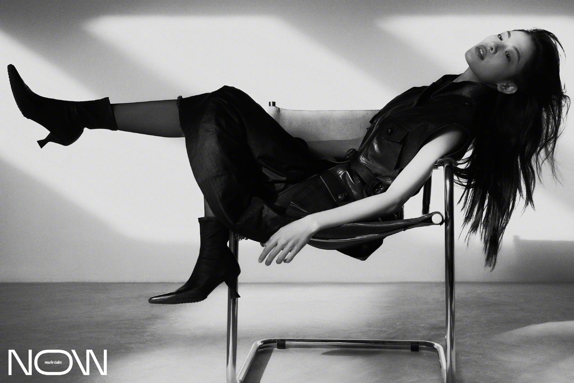 钟楚曦黑白质感彰显不羁气质,率性从容.