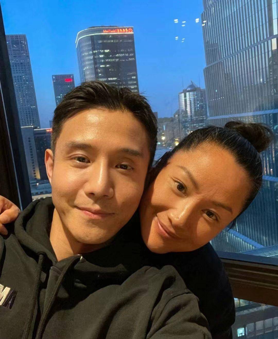 51岁瞿颖近况曝光,头发稀少发际线高到离谱,与男友人贴脸显亲密_网友