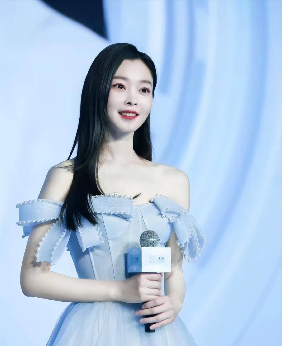 宋轶的着装真是太惊艳了,她穿着蓝色连衣裙出现, 33岁看起来还这么