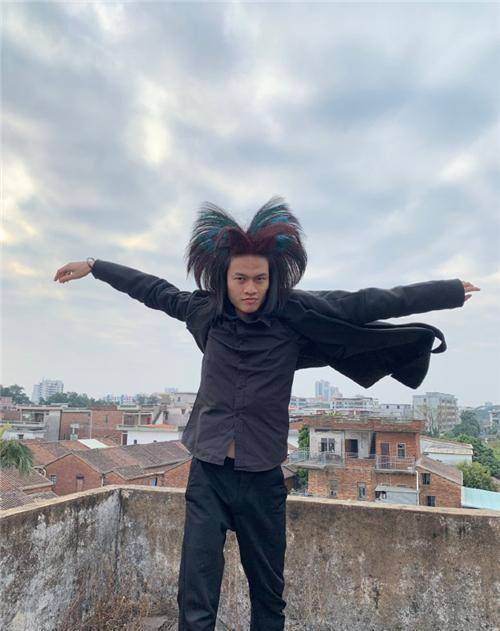 没有找到合适的立足之地,尤其是那种强烈异类,甚至刻意脱离主流的存在