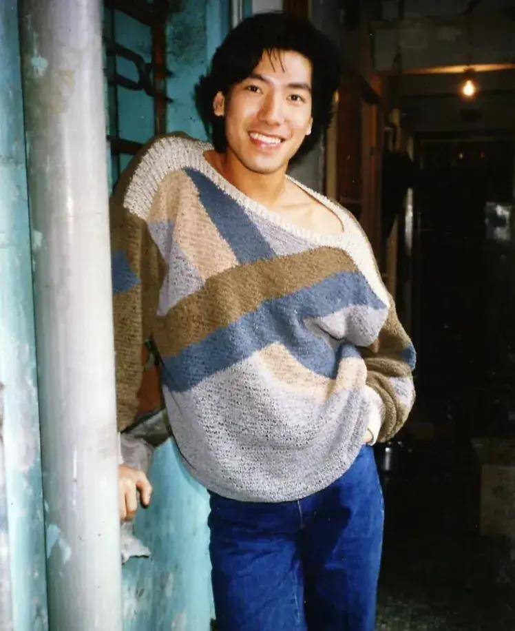"乌鸦哥"张耀扬和朋友聚会,头发花白显苍老,60岁依然体魄健硕