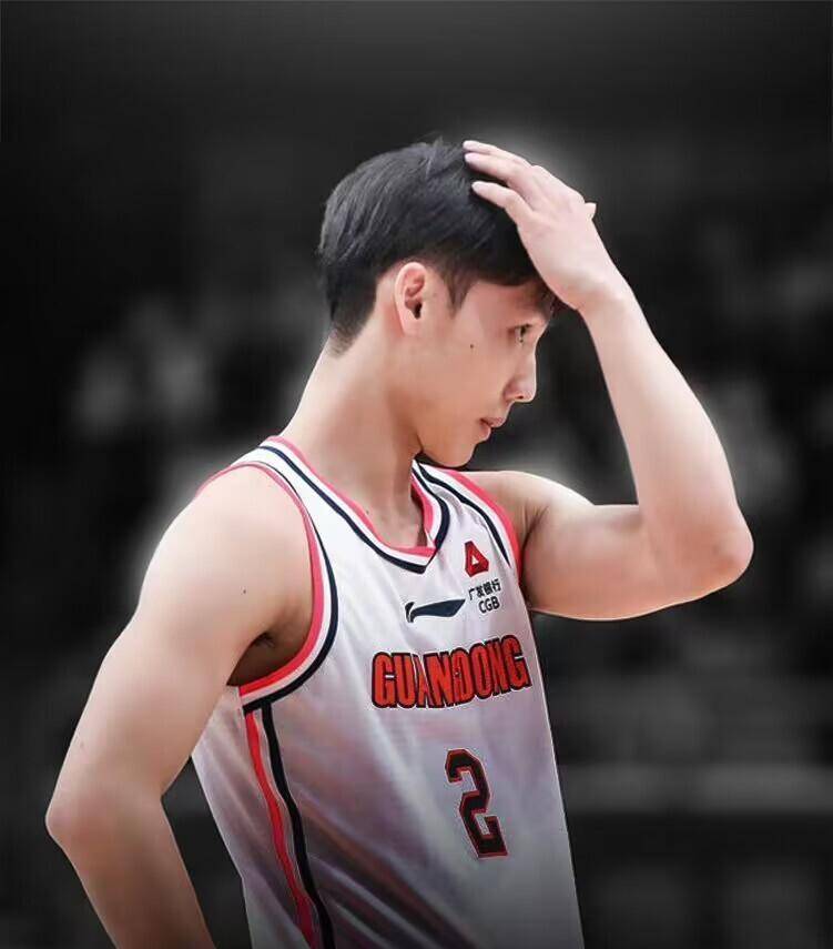 广东男篮徐杰受伤,疑似半月板!