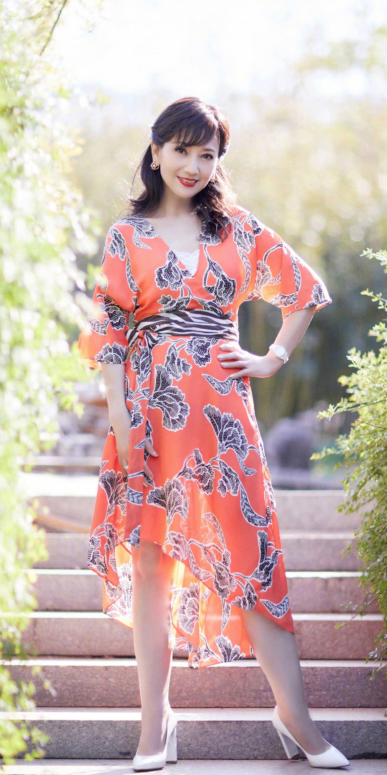 提到赵雅芝,她可是早期"乘风破浪"的姐姐,早于上世纪70年代,赵雅芝