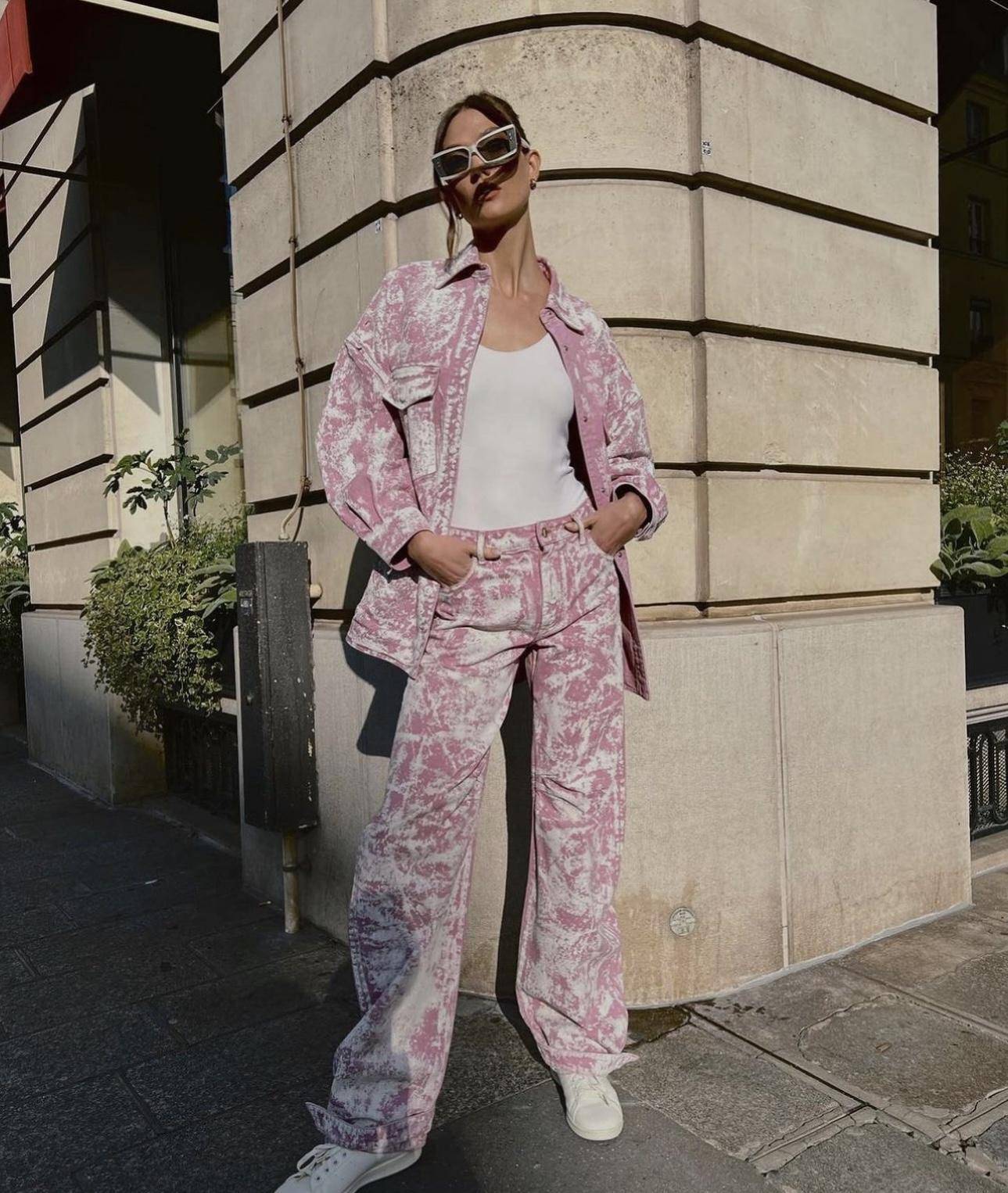 跟着超模学穿搭,基础款也能穿出高级感,karlie kloss私服来咯_黑色