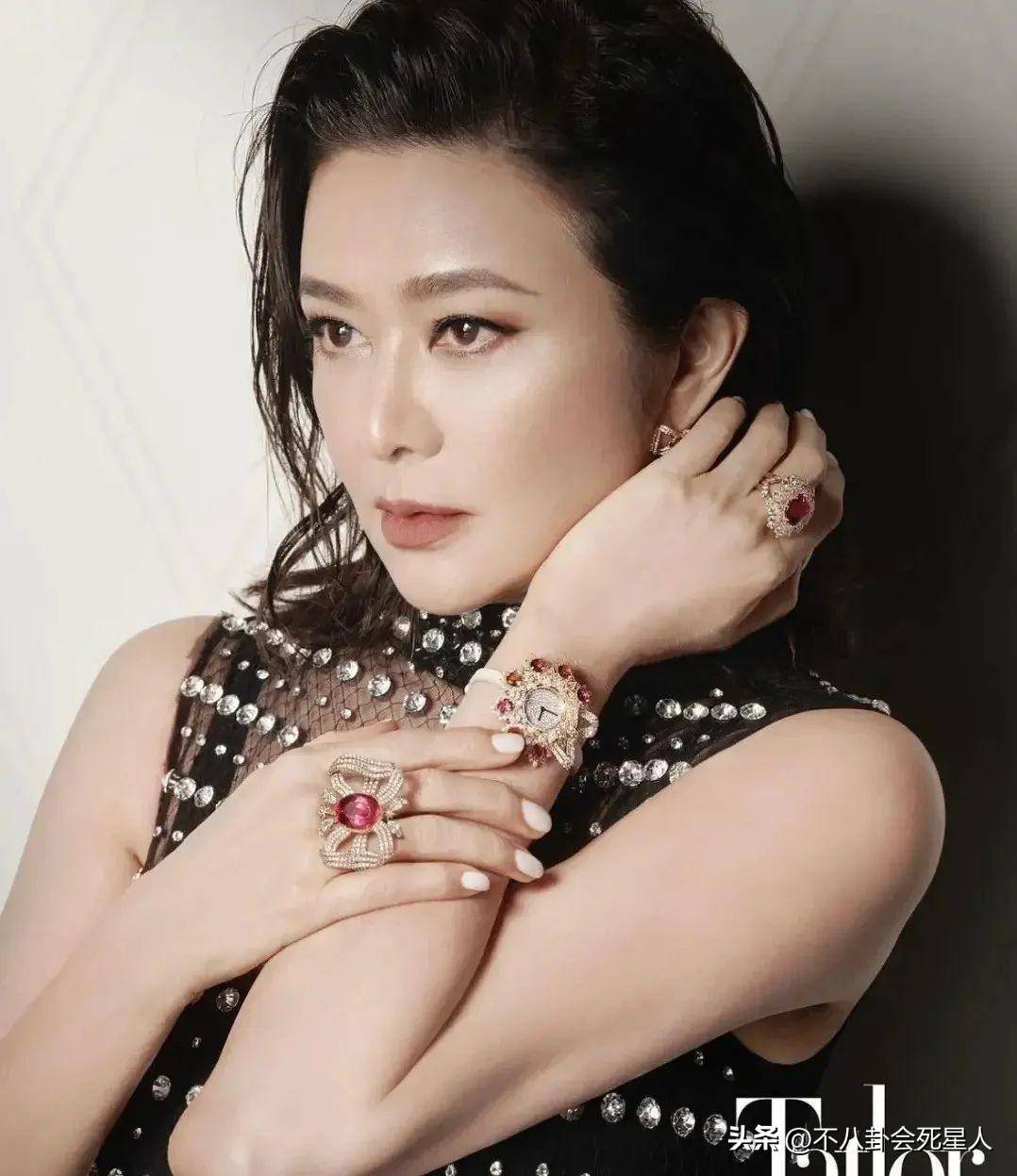 住豪宅养狗作伴,无儿无女,有人猝死家中无人知_周海媚_关之琳_王祖贤