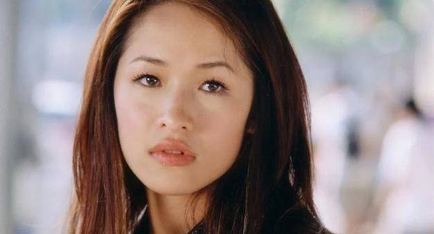 为什么萧亚轩的衣服看起来那么年轻呢?_颜色_整体_化妆