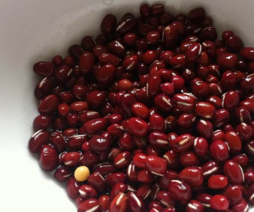 它堪称女性的"刮油水",时常喝一喝,营养美味,降压排毒促消化_红豆