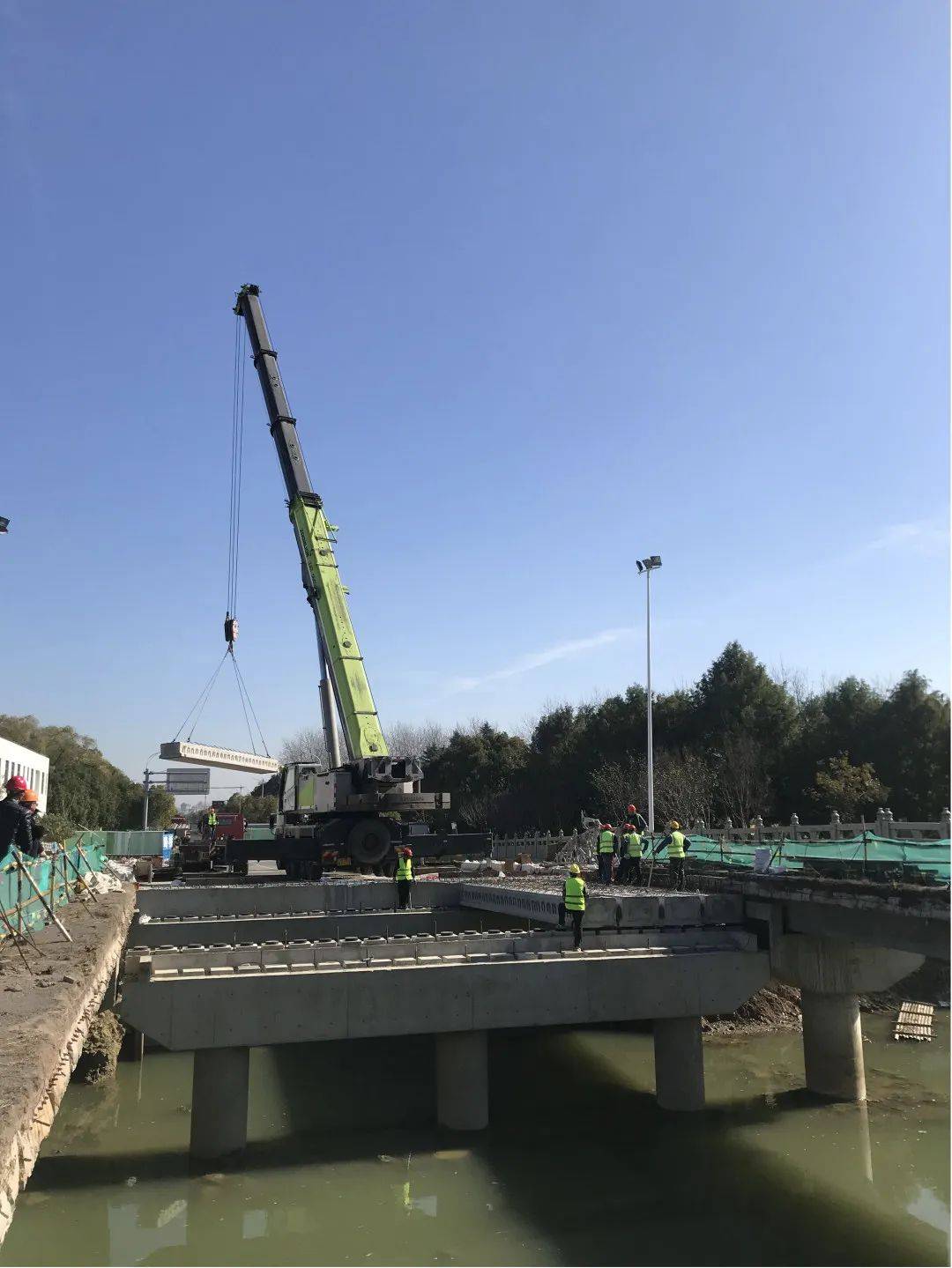 危桥拆除重建!苏州市吴中区腾飞路灵湖大桥梁板架设顺利完成