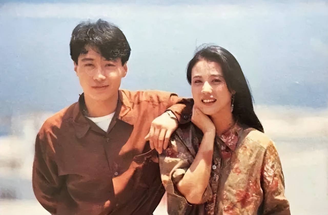 还有一种说法是,当时周海媚出轨了黎明.