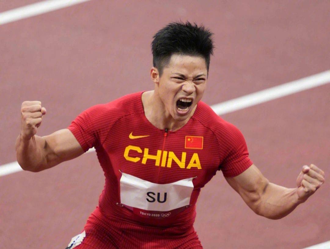 正是在张培萌的带领之下,苏炳添等选手才激发了斗志,并且在赛场上取得