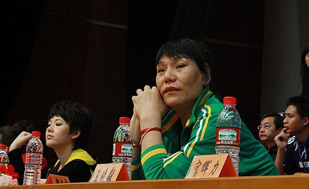 超越身高差距的爱情故事在2007年时,郑海霞遇到了一位名叫徐庆华的