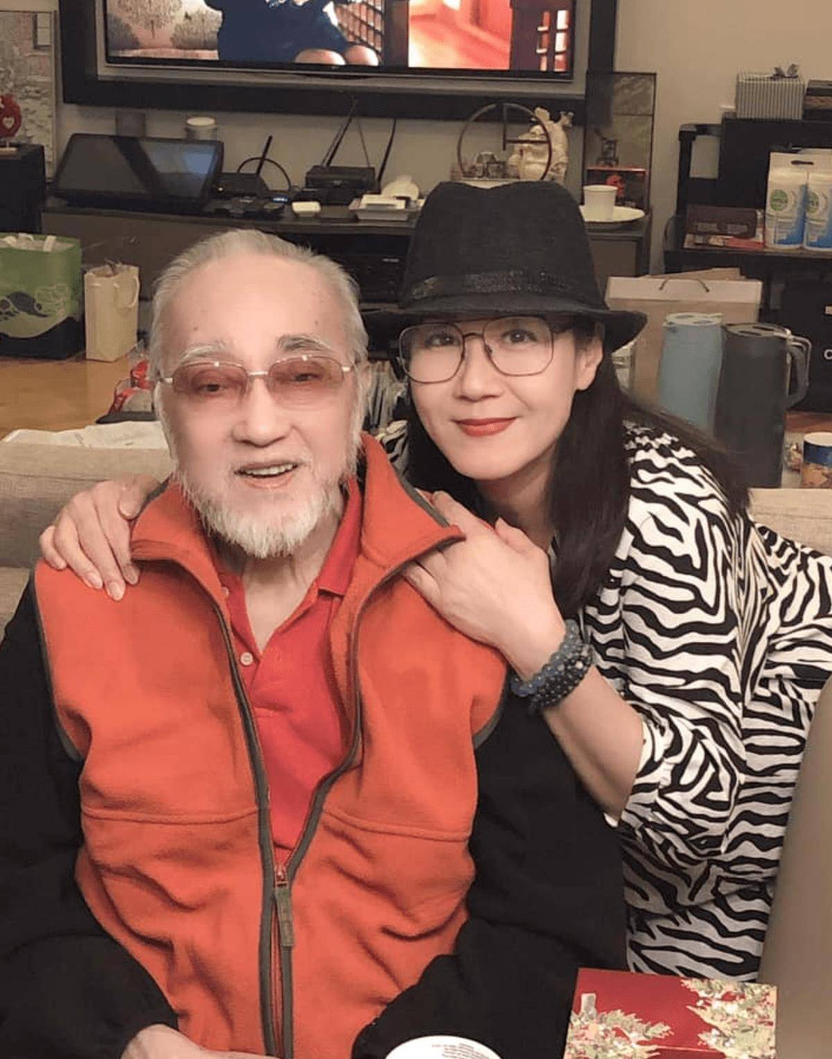 吕颂贤61岁妻子出席生日宴,打扮知性气质文雅,合照站边上仍抢镜