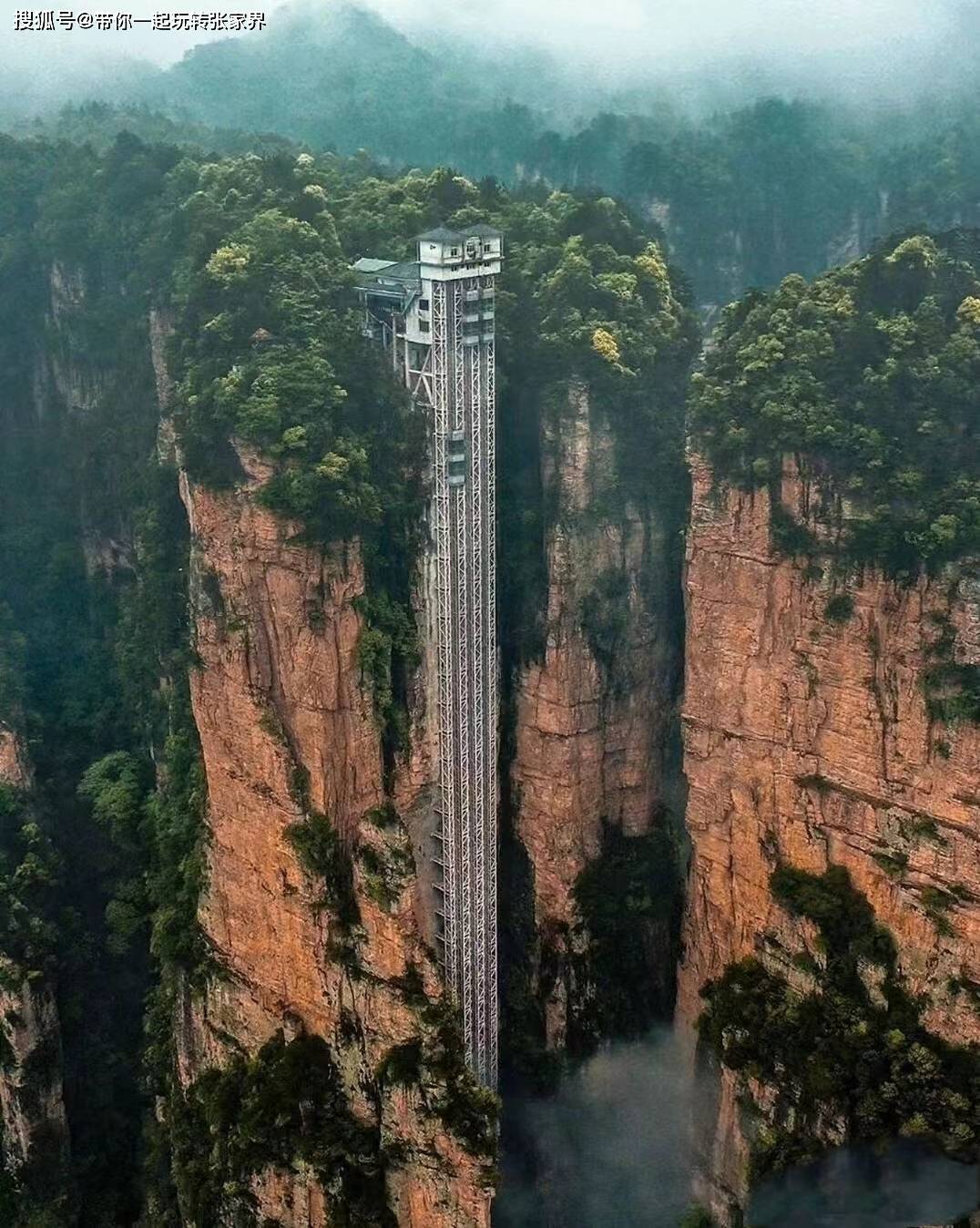 百龍天梯萬年連雨水碧青