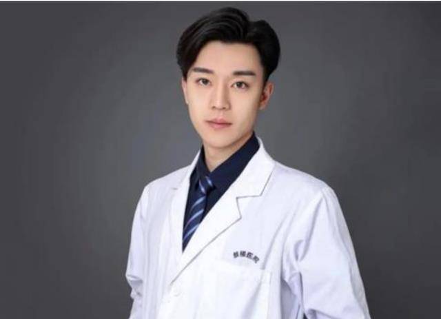 90后帅气男医生,25岁博士毕业,拍纪录片走红后,迷妹多备受困扰_徐晔