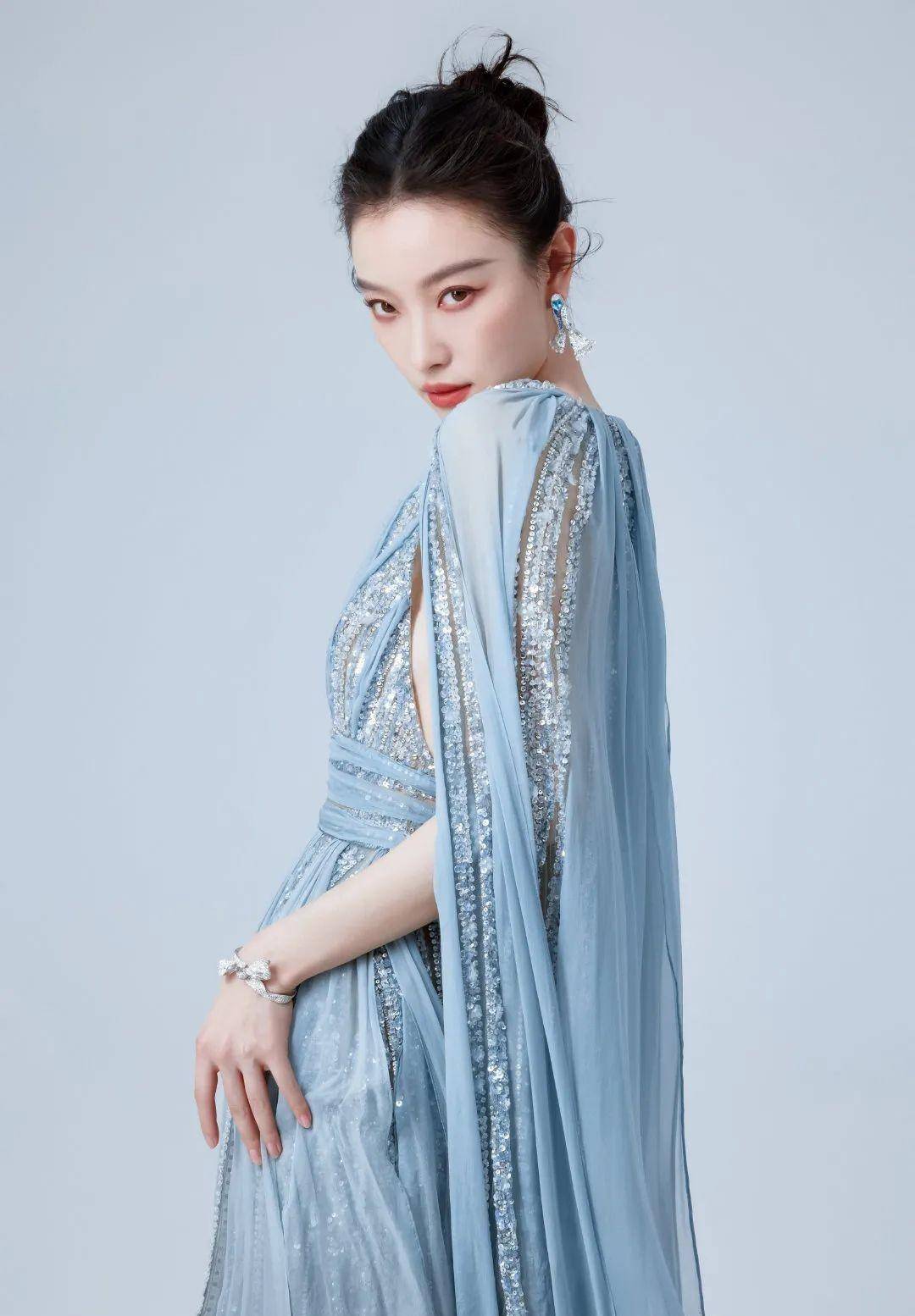 倪妮身穿薄纱裙,散发着迷人气息, 34岁太有魅力了_风格_气质_青色