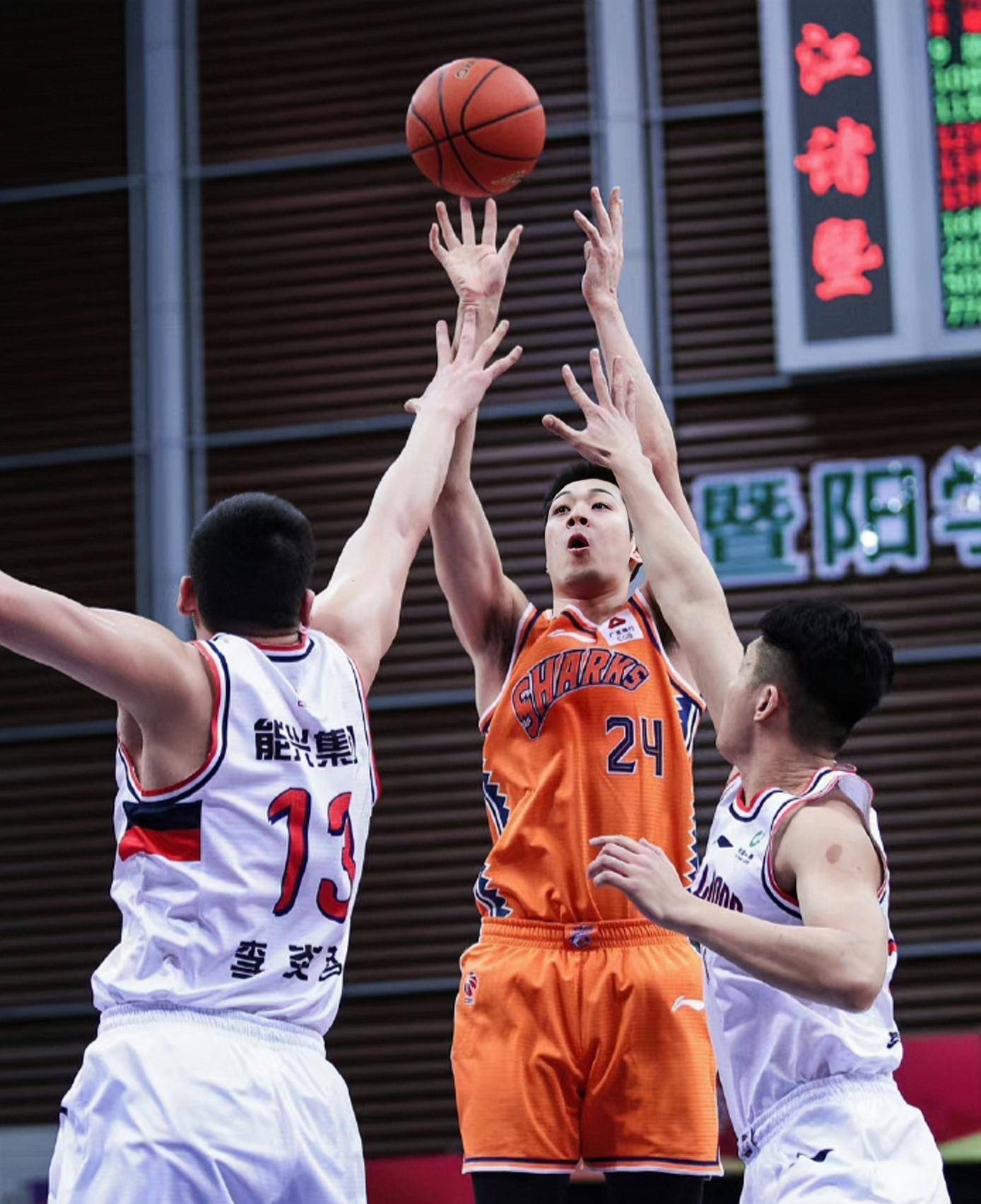 广州对阵上海,王哲林对位李炎哲,崔永熙迎挑战_1_nba