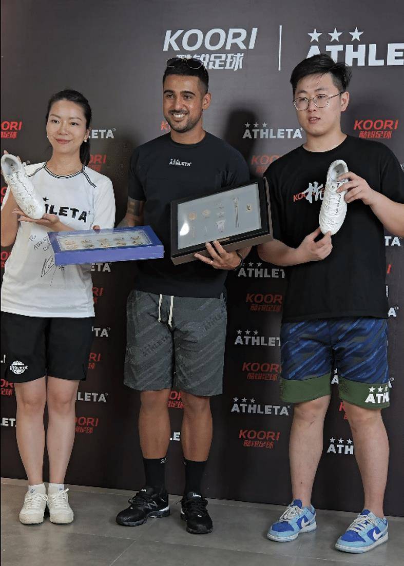 莱昂荣誉满满_蒿俊闵_山东泰山_球迷