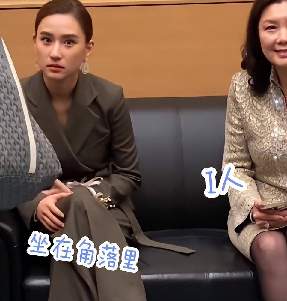 何超莲现身领奖再被疑怀孕,小腹明显凸起,候场瘫软在沙发显疲惫_窦骁