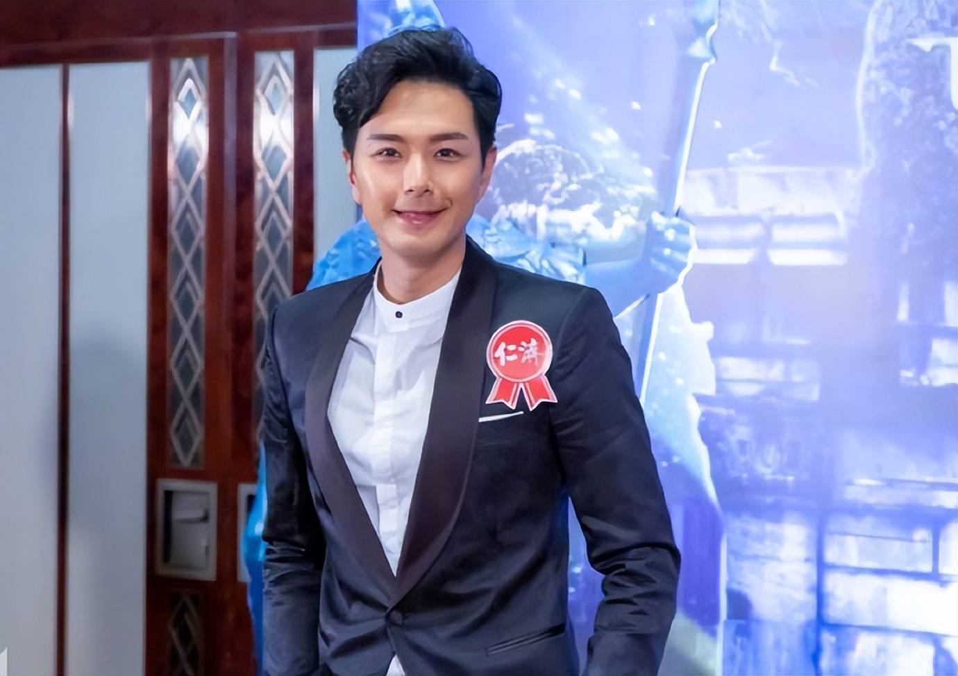胡定欣发文透露《巾帼枭雄之悬崖》已经杀青,黎耀祥角色叫柴十七_合作
