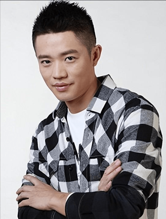 韩红说的没错!如今的"凤凰传奇",已经走上了歌手的另一条大道_曾毅_音