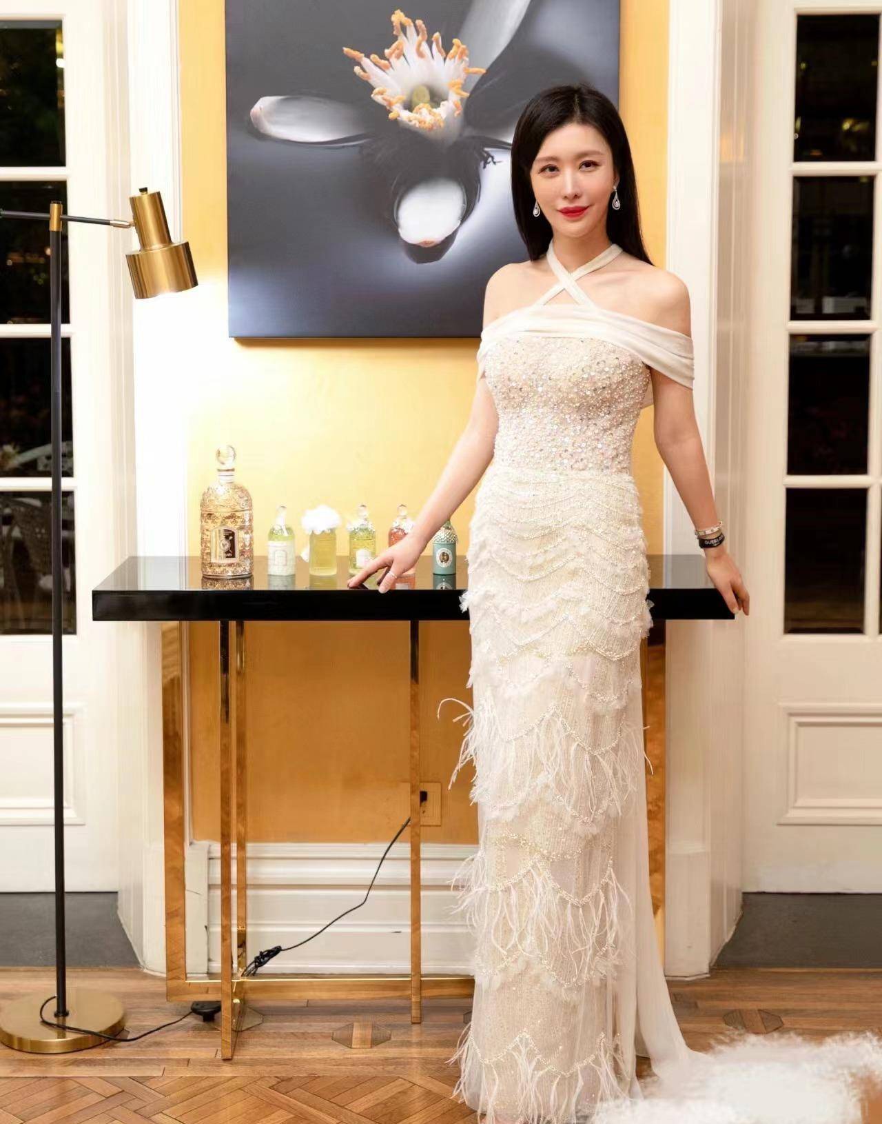 "王石老婆小30岁"田朴珺出席活动,细腰大长腿,美丽又火辣又可爱_开衩