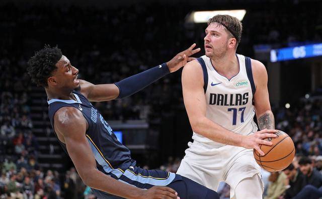 东契奇狂轰全队最高的35分,外加8板6助攻2抢断2盖帽的全能数据,还投进