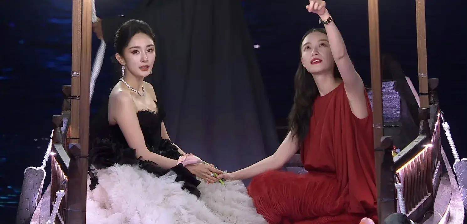 杨幂倪妮在gq盛典船上亲密互动,牵手对视引网友开嗑这对cp!