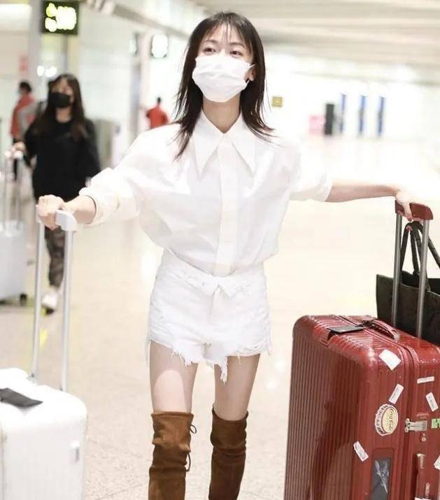 翻领牛仔短裤搭配白色衬衣,吴谨言展现真正的制服风姿!