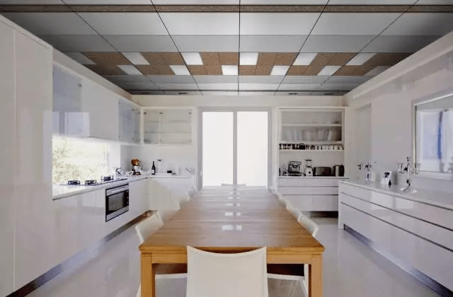 厨房吊顶颜色搭配有讲究,菜鸟也能变大神!带你了解一下吧!