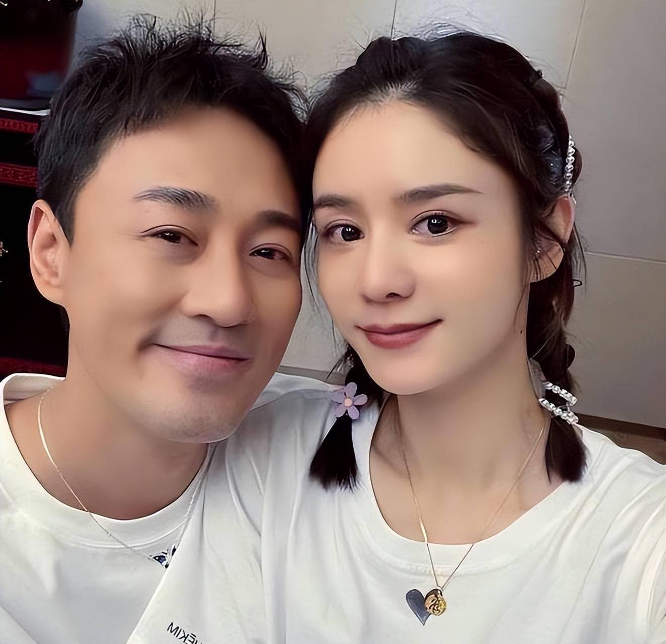 一家三口幸福同框,小luna露正脸越长越像爸爸_露娜_张馨月_女儿