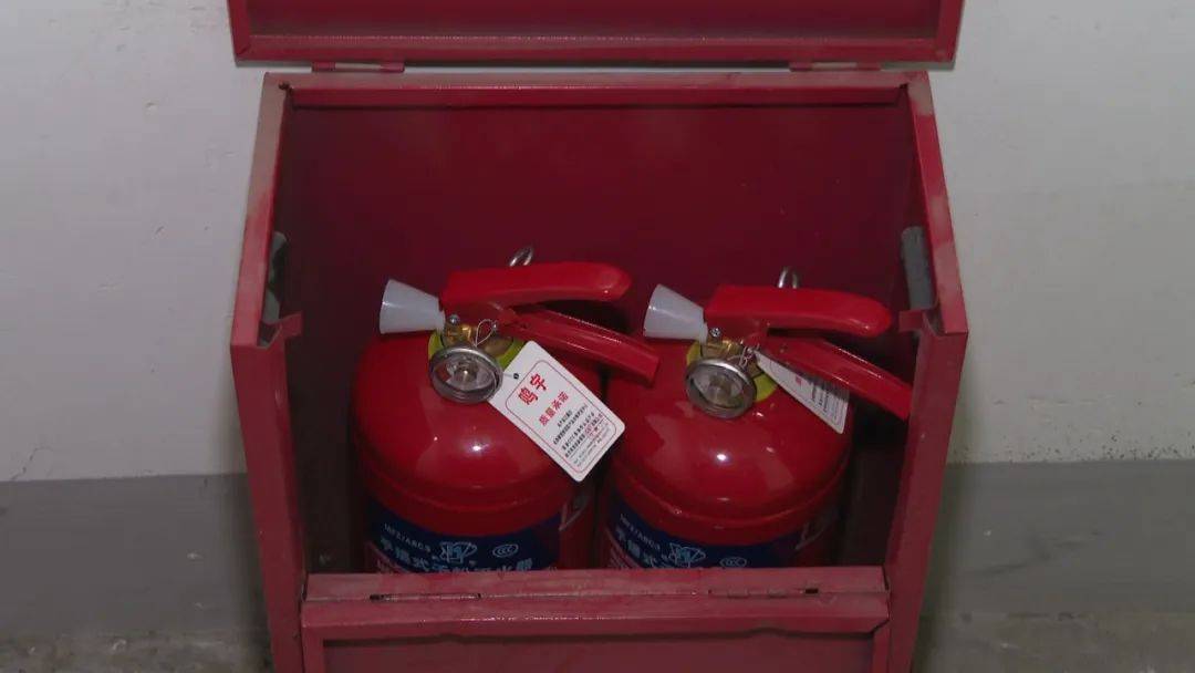 松江一小区新购置的消防灭火器为不合格产品?后续来了_检测_干粉_相关