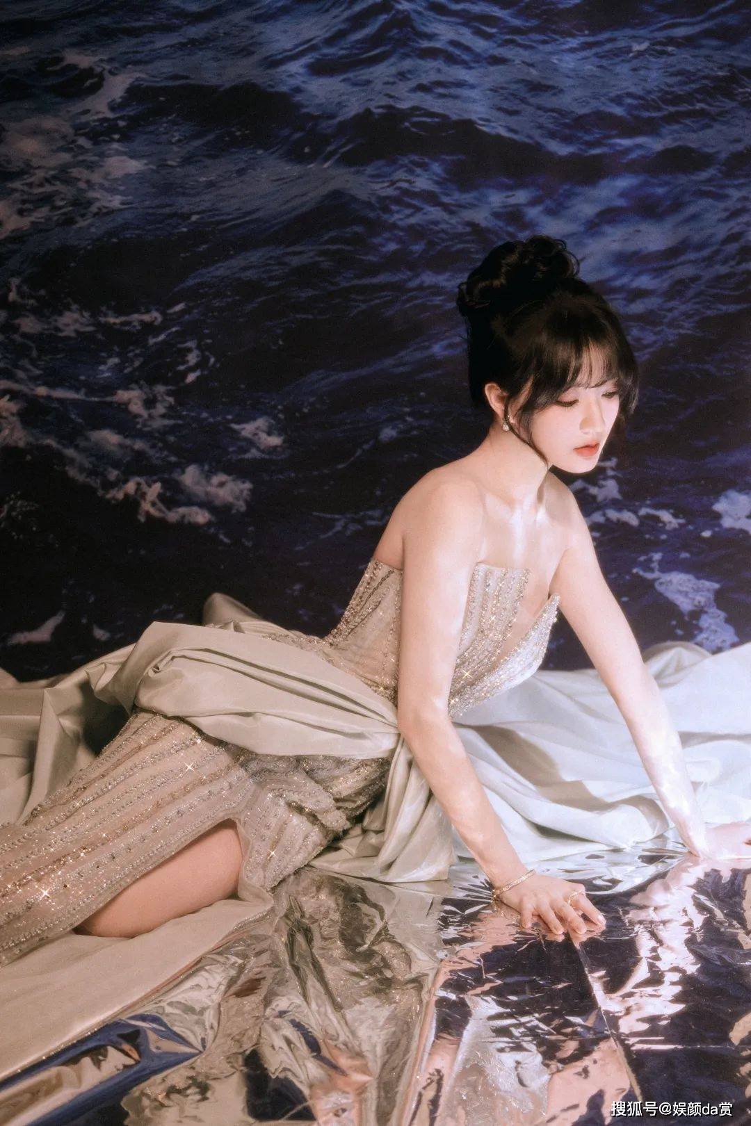 【徐璐唯美写真】亮银钻饰抹胸裙,甜美温婉,瑞丽伊人风尚造型_魅力