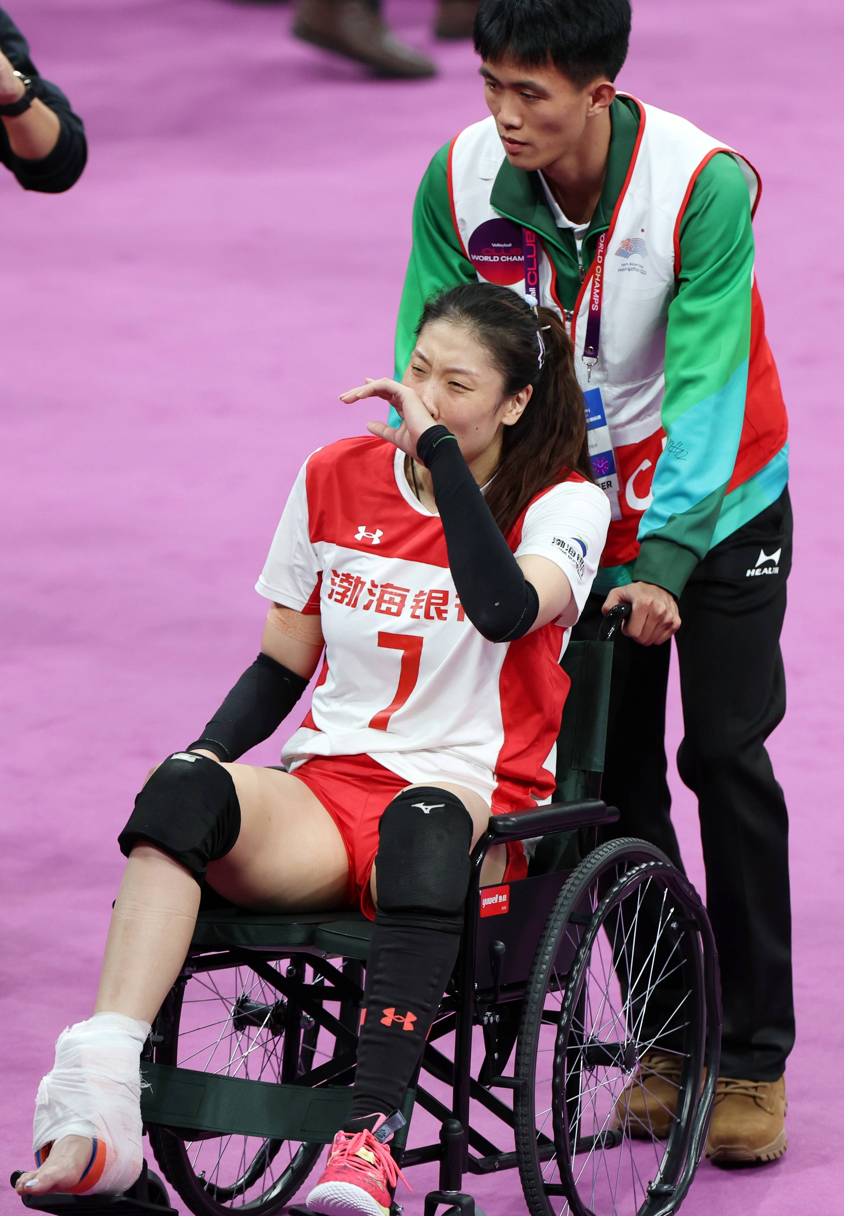 女排世俱杯天津0:3伊萨奇巴希,地板核心杨艺伤停,球迷4喷1赞_李盈_半