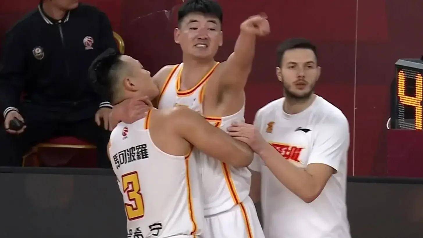 cba山西六人得分上双终结连败,国手怒喷裁判被驱逐!_深圳_张宁_手感