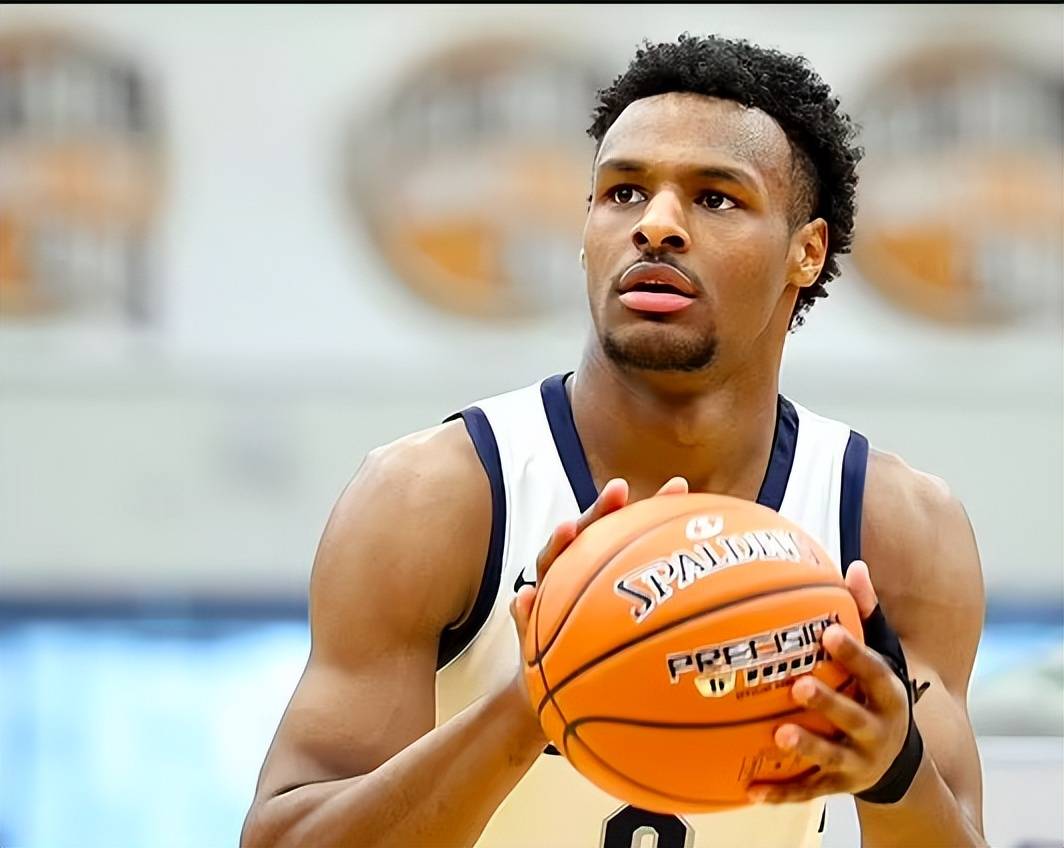 布朗尼·詹姆斯大学首次亮相,或很快会与詹姆斯在nba并肩作战_赛季