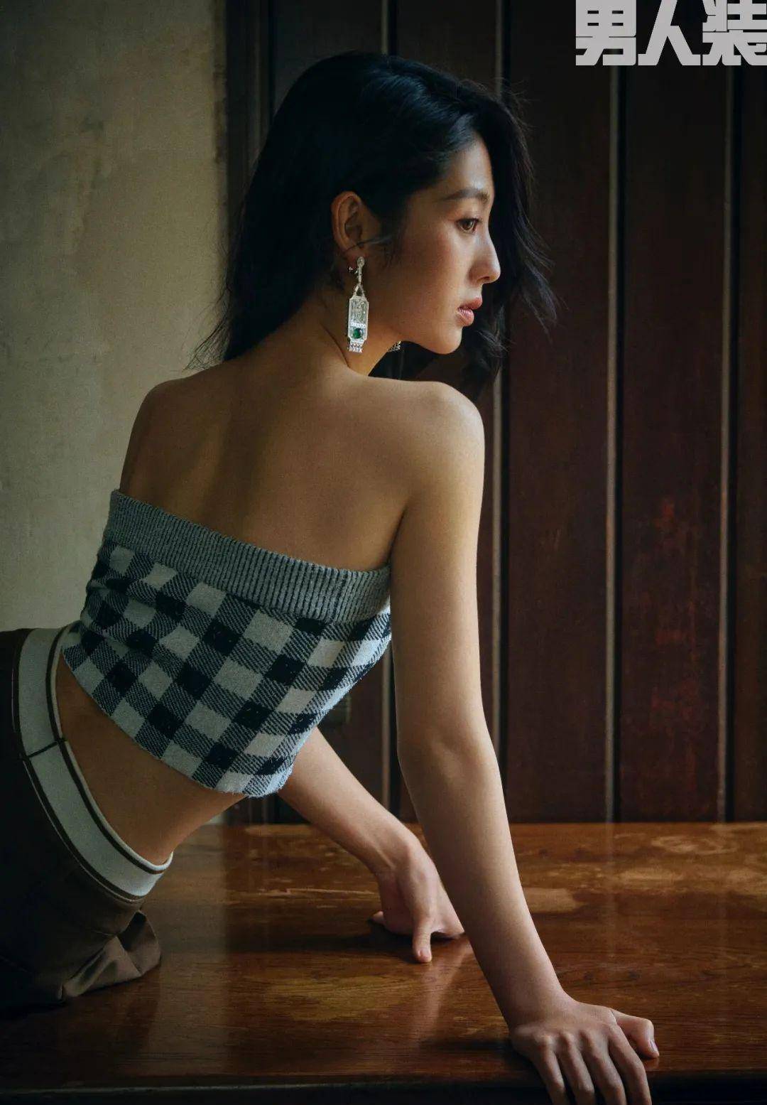 邢菲登上《男人装》封面,身穿性感迷人的吊带透视上衣,深v秀出美丽