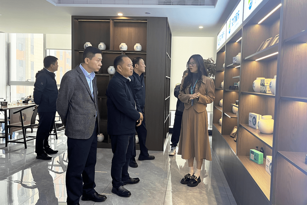 巴东县县委书记黄波率巴东县党政代表团一行莅临艾约家方总部调研