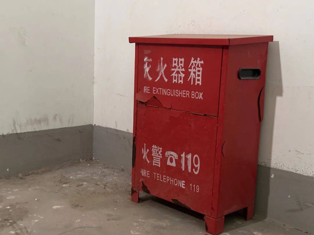 松江一小区新购置的消防灭火器为不合格产品?后续来了_检测_干粉_相关