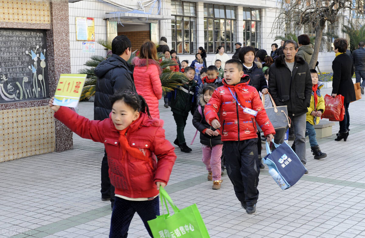 孩子穿衣服多少合适(怎么判断小孩穿得够不够)