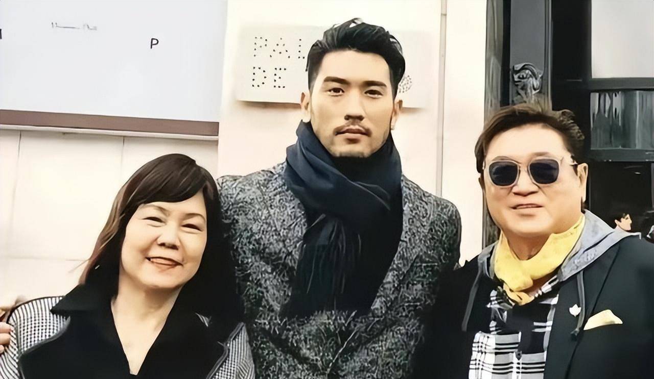 曝高以翔离世四年,74岁父亲也去了,父子俩祭日只差一天让人泪目_儿子