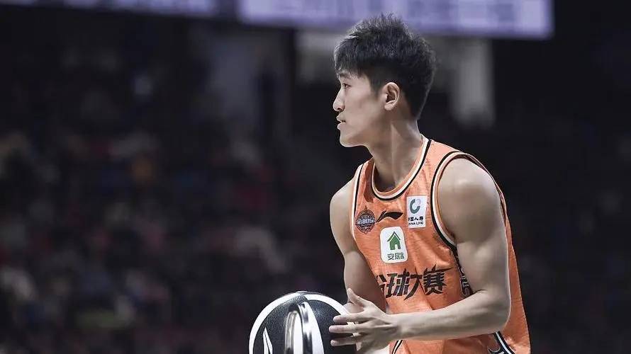 姜伟泽:以大心脏而闻名,三分球又快又准,几乎可以无视防守.