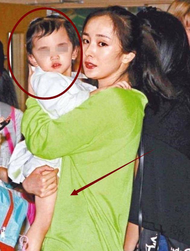 杨幂:拿4万水杯喝水,一身装扮40万,她真的不顾女儿只爱撩汉吗_孩子