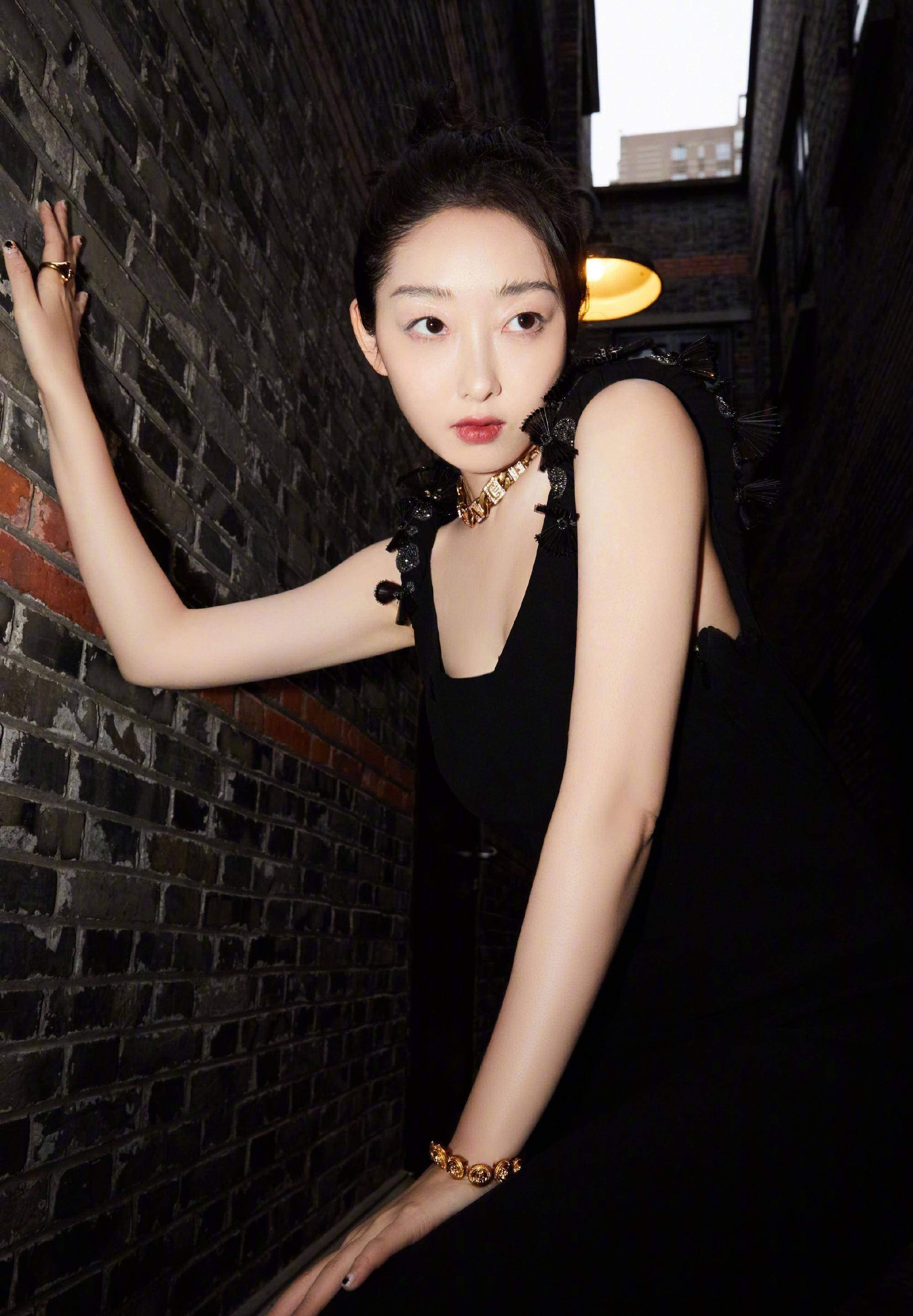 蒋梦婕暗黑风格电影大片,身着黑色露肩露背长裙,轻盈柔美迷人_时尚