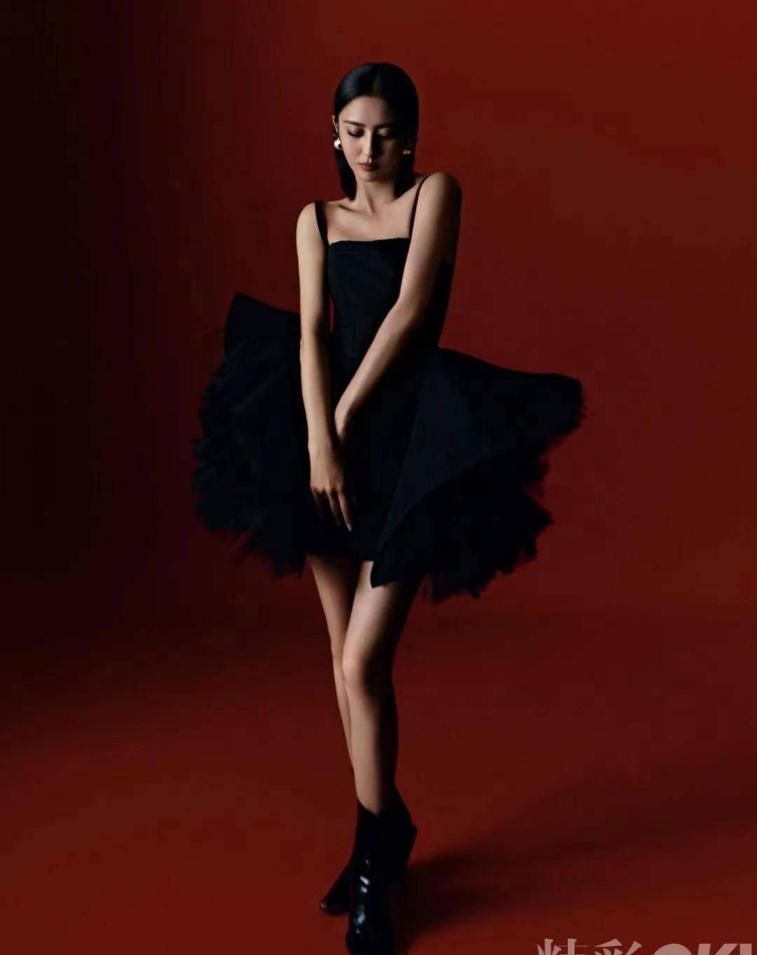 佟丽娅登《ok精彩》封面,穿黑色抹胸饱满迷人,散发成熟女人韵味_身材