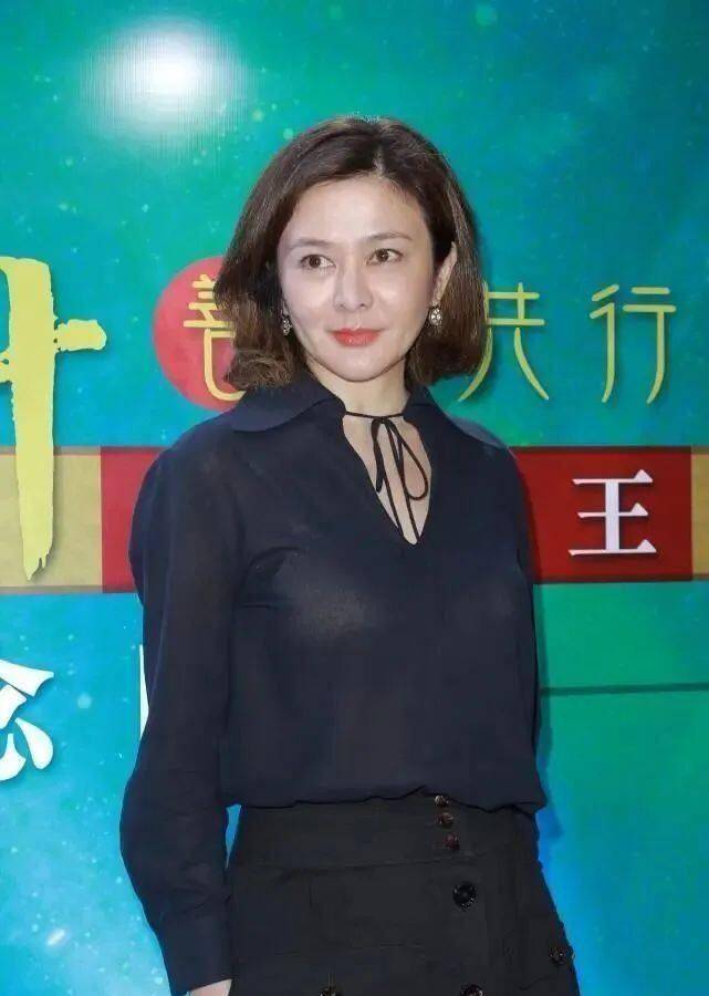 60岁关之琳也爱透视装,穿透视衬衫配直筒裙,像40岁一样迷人_时尚_女性