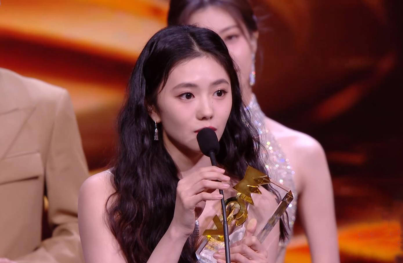 《脱轨》刚开播就扑街,23岁的刘浩存翻身失败!_争议_张艺谋_口碑