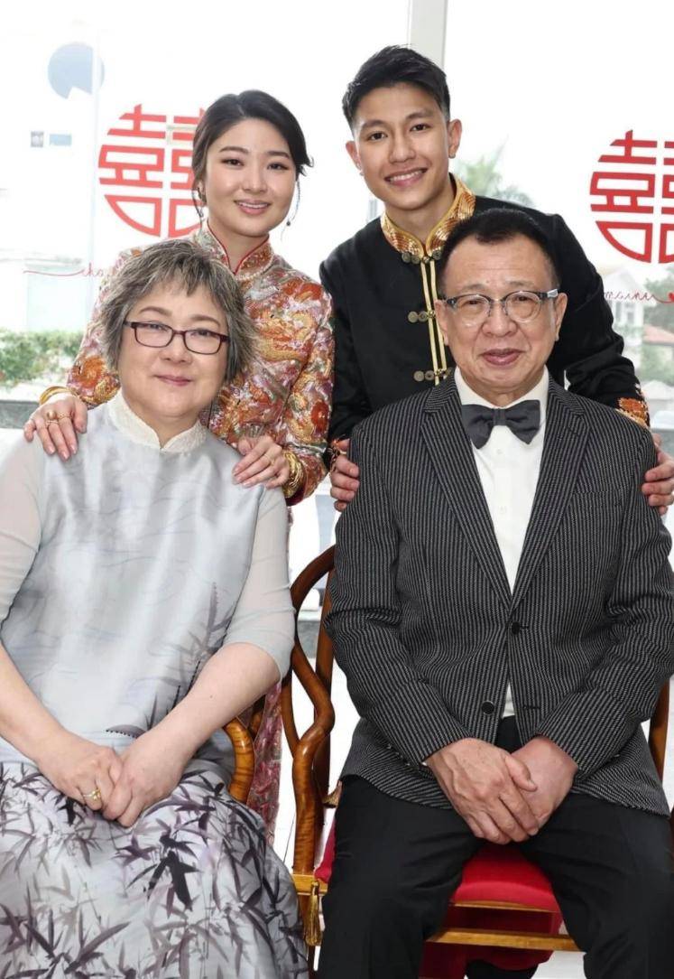74岁许绍雄嫁女,charmaine手戴两对金镯子超抢镜,婚礼现场曝光_shane