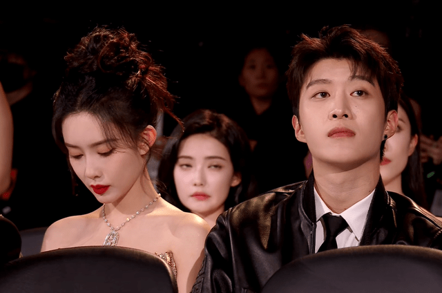 星光大赏台下好精彩:胡歌无聊睡着,赵露思看手机,王一博玩快闪_明星