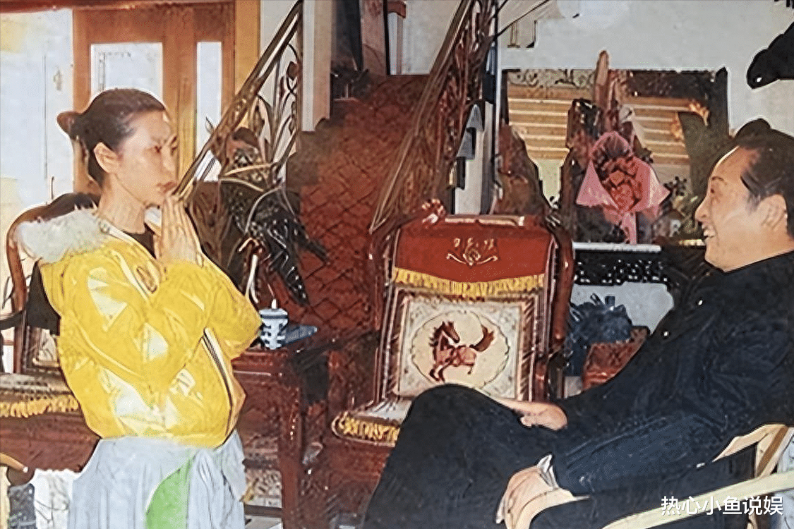 大师王林为几十名女星"床上开光",一丝不挂用酒画符,场面炸裂_表演