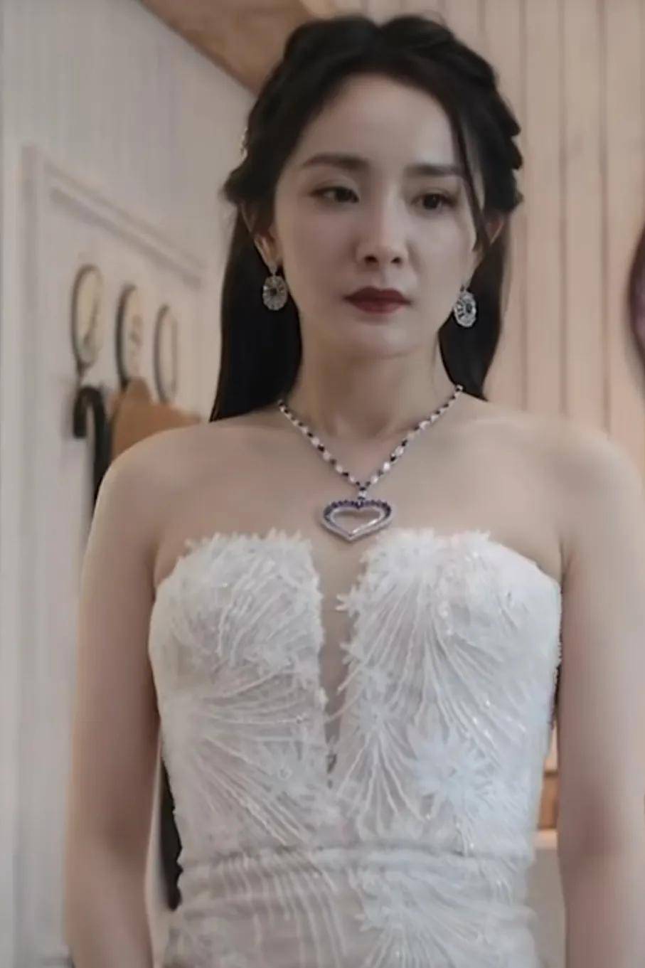 杨幂穿"假屁股"露馅了,前凸后翘的身材引起了争议_明星_活动_观众